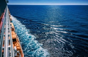 ZDF: Erst auf Ibiza, dann auf Kreuzfahrt: ZDF-Dokus am Feiertag /  "Geheimtipps einer Partyinsel" und "Sonnendeck mit Schattenseiten" (FOTO)