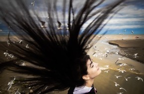 Global Peace Photo Award: Mahdi Vaghari beim Global Peace Photo Award 2025 f&uuml;r das &bdquo;Friedensbild des Jahres 2025&ldquo; ausgezeichnet.