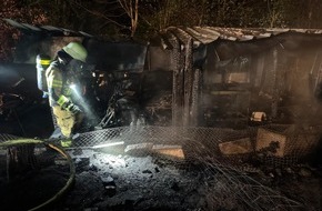 Feuerwehr Voerde: FW Voerde: Flammen von weitem sichtbar