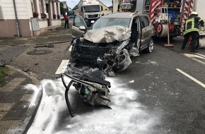Polizeidirektion Pirmasens: POL-PDPS: Schwerer Verkehrsunfall: Pkw fährt gegen Wohnhaus; Fahrerin im Pkw eingeklemmt