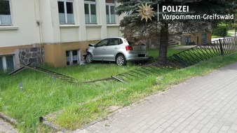Polizeiinspektion Anklam: POL-ANK: 76-jährige Frau kracht in Hauswand