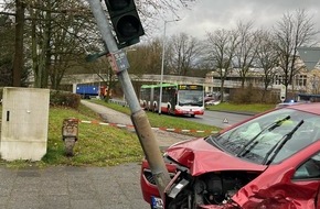 Polizei Hagen: POL-HA: Ampelanlage an Boeler Kreuzung ausgefallen - Fünf Leichtverletzte nach Verkehrsunfall