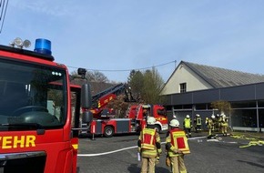 Feuerwehr VG Asbach: FW VG Asbach: Brand in einer Gewerbehalle in Asbach kann schnell gelöscht werden