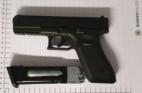 Bundespolizeidirektion Sankt Augustin: BPOL NRW: Bundespolizei stellt bei 32-Jährigem echt aussehende Schusswaffe sicher