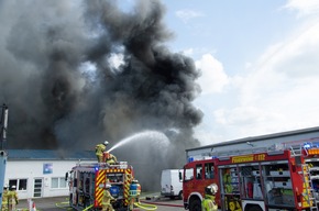 FW-RD: 380 Einsatzkräfte löschen Großbrand in Melsdorf