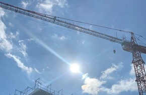 BG BAU Berufsgenossenschaft der Bauwirtschaft: Hitze gef&auml;hrdet die Gesundheit von Besch&auml;ftigten am Bau