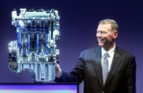 Ford-Werke GmbH: Alan Mulally, Konzern-Chef von Ford, fährt die Produktion des hochmodernen 1,0-Liter-EcoBoost-Motors in Köln an