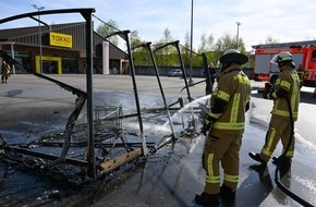 Freiwillige Feuerwehr Menden: FW Menden: Brennt Einkaufswagen-Unterstand