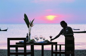 alltours flugreisen gmbh: Kochkurse, Candle-Light-Dinner oder Personal Trainer: Sommerurlaub wird zum Eventurlaub / alltours erweitert Freizeitangebot im Sommerprogramm (BILD)