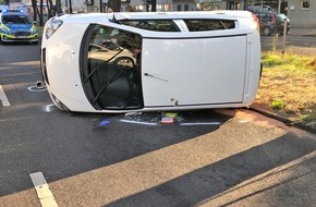 Polizei Köln: POL-K: 220720-1-K Nach Kollision mit Taxi - zwei Leichtverletzte aus Kleinwagen befreit