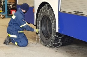 THW Landesverband Bremen, Niedersachsen: THW HB-NDS: Wintereinbruch: THW-Kräfte schleppen Fahrzeuge frei, begleiten Rettungsdienste und räumen Schneelasten von Dächern