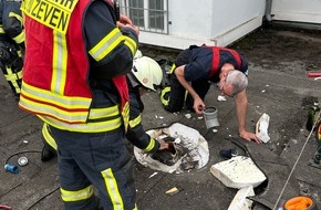 Kreisfeuerwehr Rotenburg (Wümme): FW-ROW: Zweijähriger steckt in Abwasserrohr fest