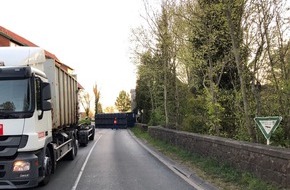 Polizei Minden-Lübbecke: POL-MI: Anhänger kippt in Kurve um: Container versperrt Bünder Straße
