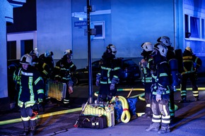 FW-MK: Feuerwehr rettet 11 Personen aus verrauchtem Geb&auml;ude