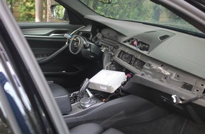 Polizei Rheinisch-Bergischer Kreis: POL-RBK: R&ouml;srath - Innenausstattung aus BMW ausgebaut