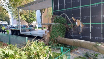 Feuerwehr Dortmund: FW-DO: LKW reißt Baum um