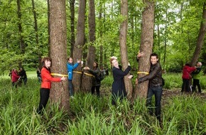 ProSieben: Weltrekord! 848 Menschen umarmen mit ProSieben und dem WWF Bäume für Waldschutz in Essen (BILD)