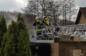 Freiwillige Feuerwehr Lügde: FW Lügde: Garagenbrand mit PKW fordert Feuerwehr