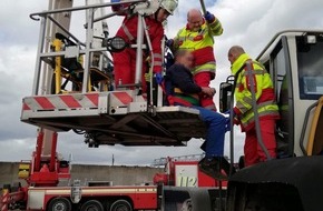 Feuerwehr Dortmund: FW-DO: 18.03.2019 - Technische Hilfeleistung auf Hafenglände
Teleskopmast unterstützt Rettungsdienst