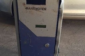 Polizeiinspektion Göttingen: POL-GÖ: (724/2016) Spaziergänger findet Geldwechselautomat auf Feldweg bei Groß Lengden - Herkunft des Gerätes unbekannt