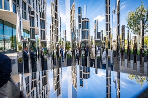 Der Neue Kanzlerplatz im Spiegel der Kunst: Das neue Stadtquartier wird durch das Kunstwerk ‚Mirror Pavilion Neuer Kanzlerplatz Bonn‘ von Jeppe Hein bereichert
