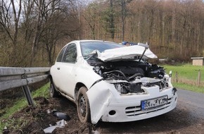 Kreispolizeibehörde Höxter: POL-HX: Autofahrerin bei Alleinunfall bei Höxter-Ovenhausen verletzt