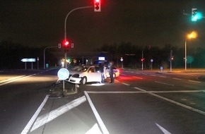 Polizeipräsidium Krefeld: POL-KR: Fischeln: Betrunkener Autofahrer fährt gegen Ampelmast