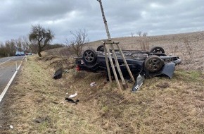 Polizeipräsidium Neubrandenburg: POL-NB: Verkehrsunfall mit zwei verletzten Personen auf der L 27 zwischen Neubrandenburg und Woggersin (LK MSE)