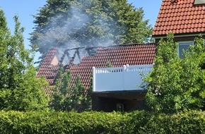 Polizeiinspektion Wilhelmshaven/Friesland: POL-WHV: Anbau eines Einfamilienhauses brennt (FOTO) - L 815 zwischen Driefel und Zetel vollgesperrt