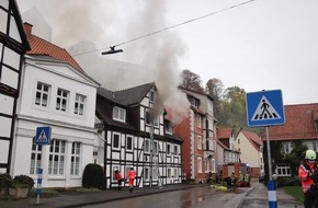 Kreispolizeibehörde Höxter: POL-HX: Großeinsatz von Polizei und Feuerwehr: Fachwerkhaus in Warburg nach Brand nicht mehr bewohnbar