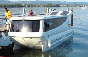 Deutsche Bundesstiftung Umwelt (DBU): Futuristischer Schwan gleitet mit Sonnenkraft durch das Wasser / Auf zu neuen Ufern: Sanfter Tourismus beginnt jetzt an Bord des ersten marktreifen Solar-Wanderbootes
