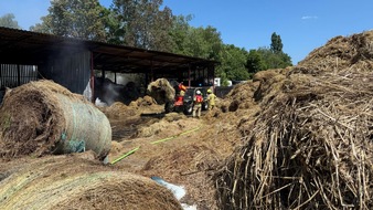 FW Ratingen: Brand einer Lagerhalle mit Heuballen