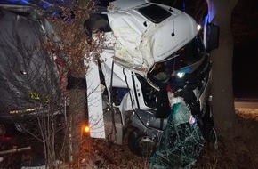 Polizeiinspektion Rotenburg: POL-ROW: ++ Alkoholisierter Lkw-Fahrer prallt gegen Baum ++ Brandmeldealarm durch vergessenes Essen ++ Falscher Notruf l&ouml;st Polizeieinsatz aus ++