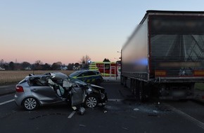 Kreispolizeibehörde Herford: POL-HF: Pkw kollidiert mit geparktem LKW - 83-Jähriger schwer verletzt