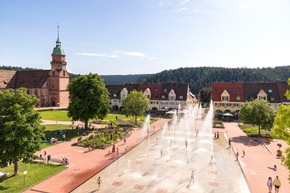Freudenstadt im Schwarzwald empfängt dänische Fußball-Nationalmannschaft - Größter Marktplatz Deutschlands wird Besucher-Hotspot für rot-weiße EM-Party