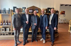 Deutscher Raiffeisenverband: Goldene Raiffeisennadel für Henning Seibert: "Vorreiter und Vordenker in der Weinwirtschaft"