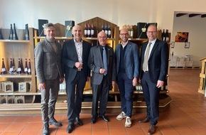 Deutscher Raiffeisenverband: Goldene Raiffeisennadel für Henning Seibert: "Vorreiter und Vordenker in der Weinwirtschaft"