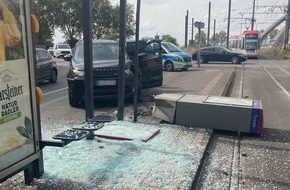 Polizei Duisburg: POL-DU: Kaßlerfeld: Auto prallt in Straßenbahnhaltestelle - Zwei Verletzte