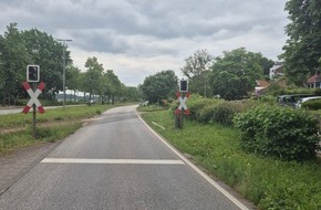 Polizeidirektion Neum&uuml;nster: POL-NMS: 20260610-1-PDNMS- Zeugenaufruf nach Verkehrsunfall mit Bahnschranke