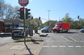 Polizei Mettmann: POL-ME: Fünfstelliger Sachschaden nach Verkehrsunfall - Erkrath - 2104111