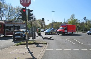 Polizei Mettmann: POL-ME: Fünfstelliger Sachschaden nach Verkehrsunfall - Erkrath - 2104111
