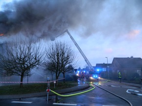 FW-RD: Großbrand in Bordesholm -Reetdachhaus brennt komplett ab-