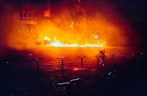 Feuerwehr Datteln: FW Datteln: Erneut brennende Mülltonnen am Comenius Gymnasium Datteln