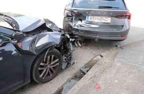 Kreispolizeibehörde Höxter: POL-HX: Auf geparkten Pkw aufgefahren - Beifahrerin leicht verletzt