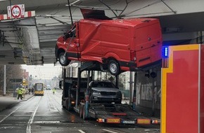 Feuerwehr Dresden: FW Dresden: Feuerwehr Dresden beseitigt gefährliche Lage nach Unfall unter Brücke