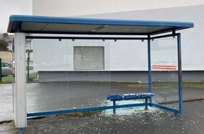 Polizei Hagen: POL-HA: Zeugen nach Sachbesch&auml;digung an Bushaltestelle in Hohenlimburg gesucht
