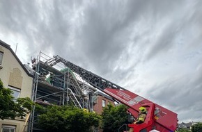 Feuerwehr Neuss: FW-NE: Dachstuhlbrand im Dreikönigenviertel | Schneller Löschangriff verhindert Brandausbreitung
