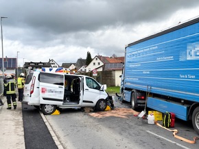 KFV Bodenseekreis: B33: Kollision von Kleinbus mit LKW