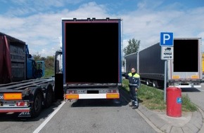 Polizeidirektion Landau: POL-PDLD: B9/Rülzheim: Schwerverkehrskontrolle auf dem Parkplatz Rheinaue