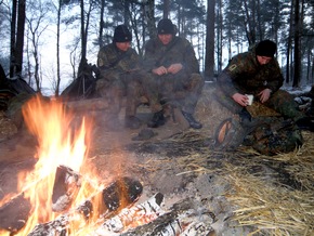 Deutsche Marine - Pressemeldung (Reportage): Bayerische Marinesoldaten kämpfen auf Bootsmannslehrgang gegen Schnee, Kälte und Übungsgegner - Sie sollen Vorgesetzte werden und umsichtig handeln